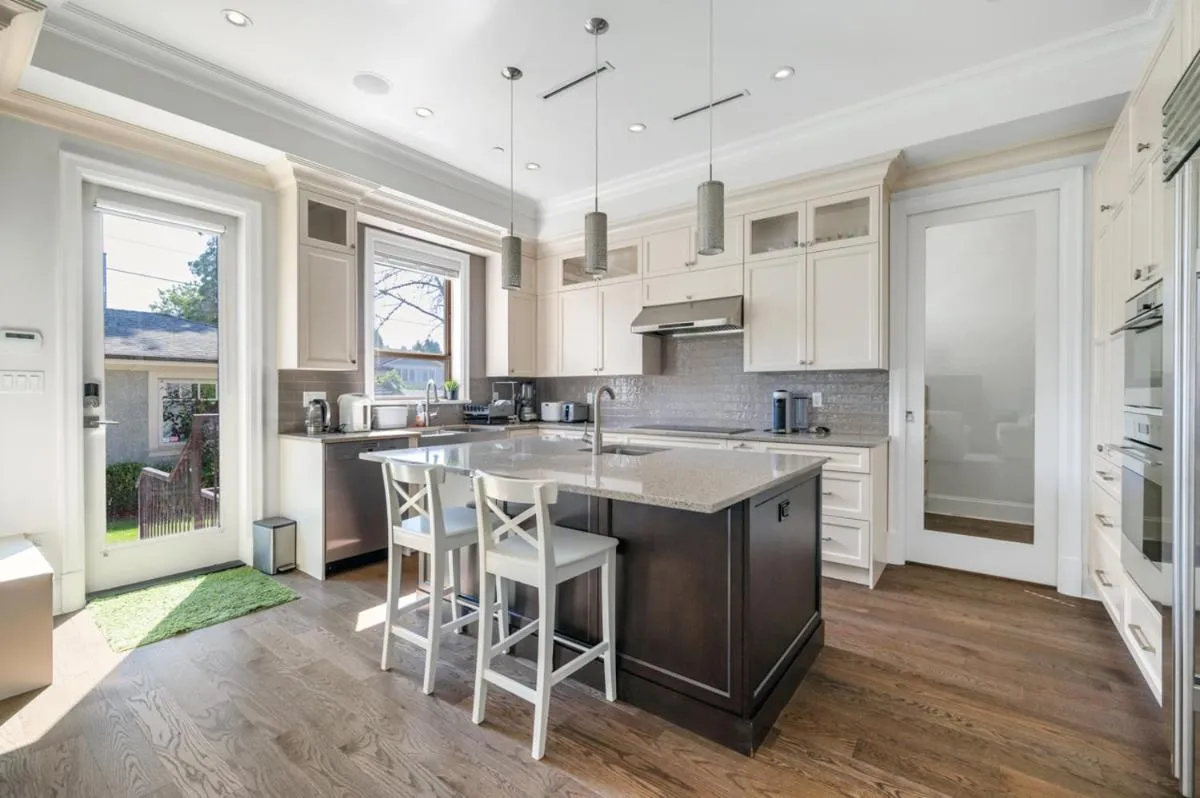 Image 4 of Elegant Vancouver Room with Private Bathroom