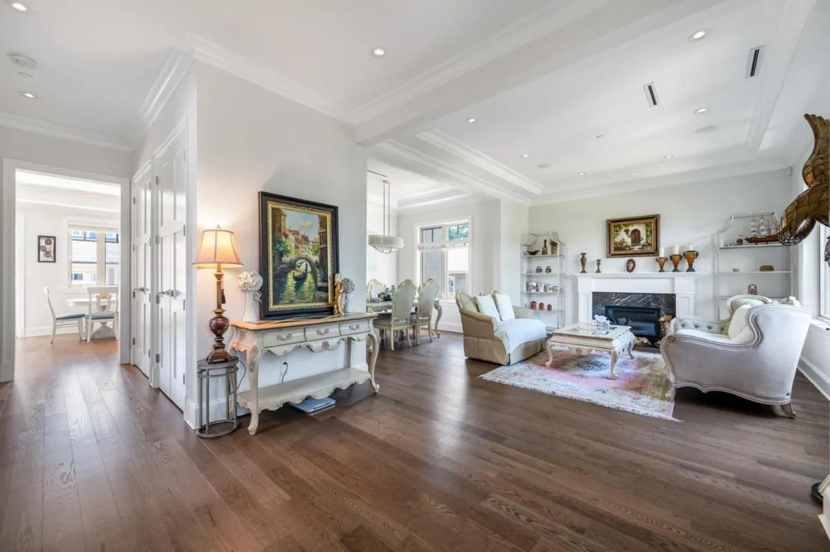 Image 6 of Elegant Vancouver Room with Private Bathroom