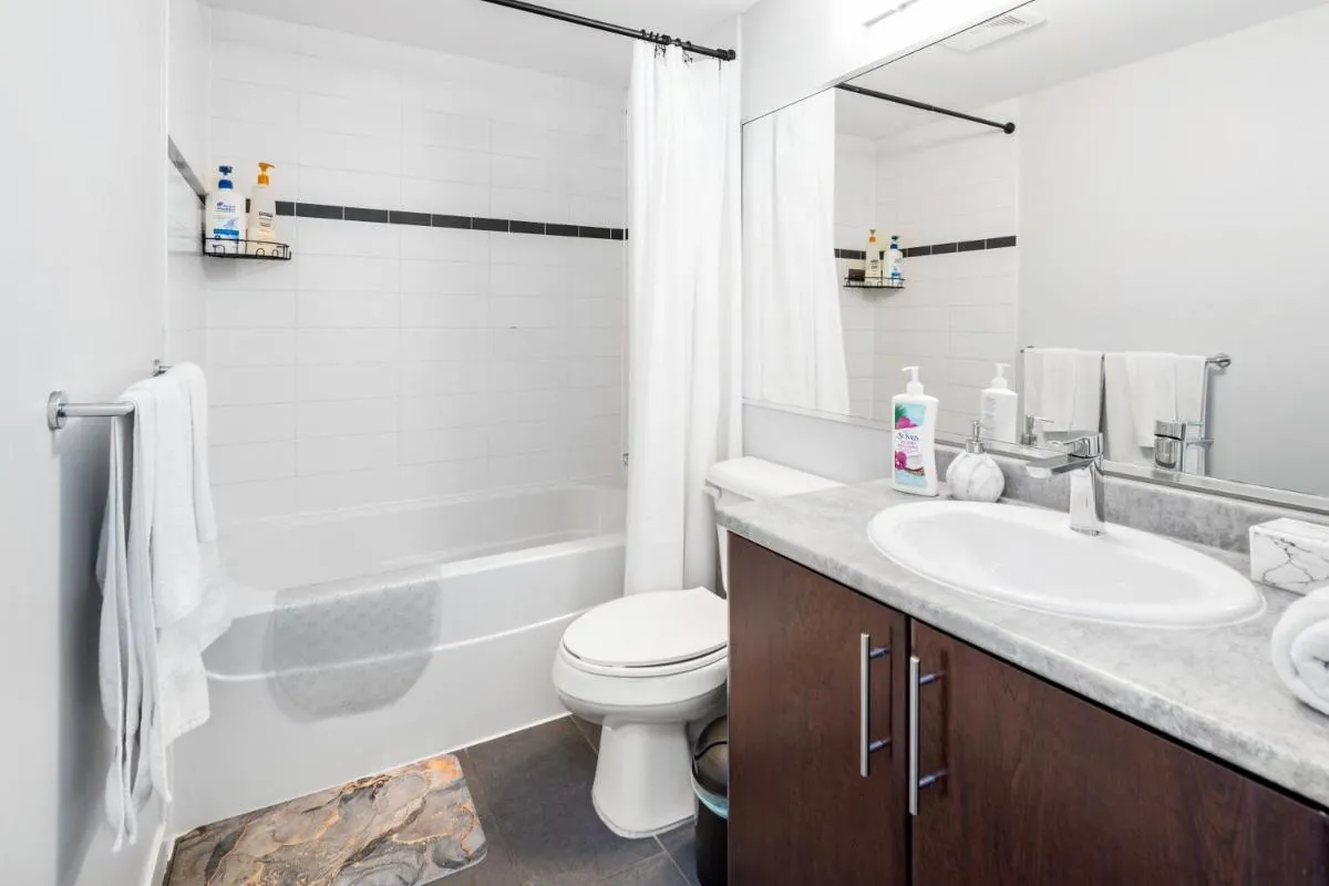 Image 2 of GardenView Modern Condo with Parking, Gym, Pool, AC
