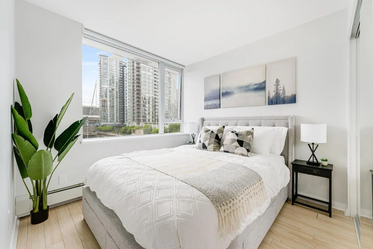Image 1 of Heart of Downtown 1 bd – Pool, Gym, Parking, Office, AC
