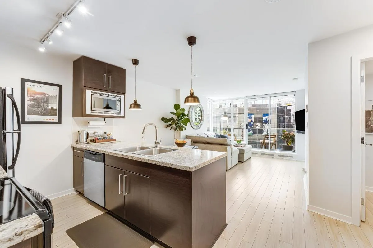 Image 4 of Heart of Downtown 1 bd – Pool, Gym, Parking, Office, AC
