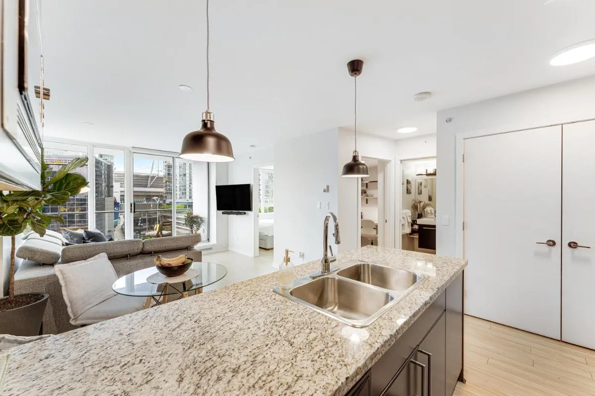 Image 2 of Heart of Downtown 1 bd – Pool, Gym, Parking, Office, AC