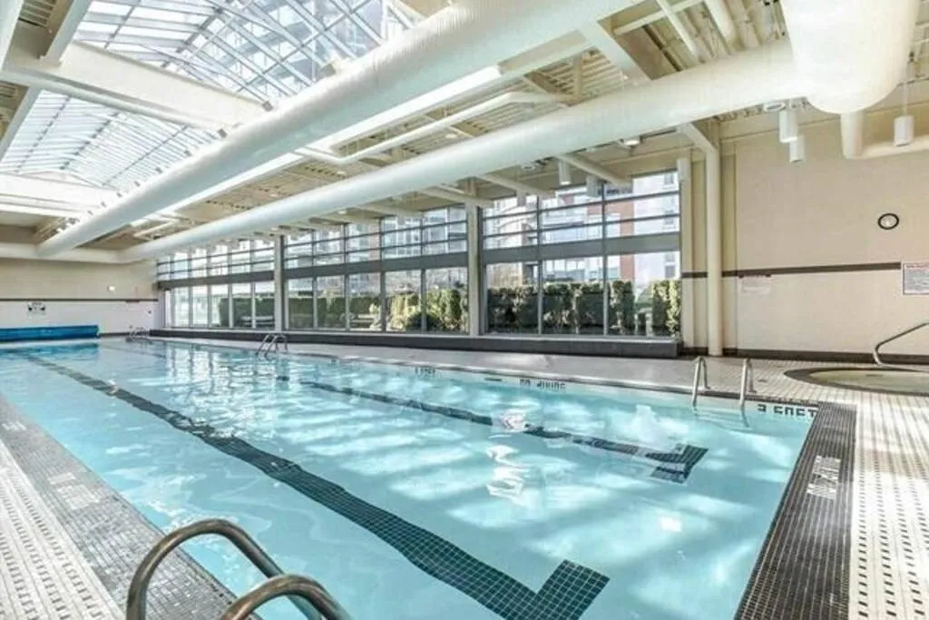 Image 2 of Lovely One-Bedroom Apartment with Pool, Hot Tub, and Gym in the Heart of Downtown, skytrain 3min away