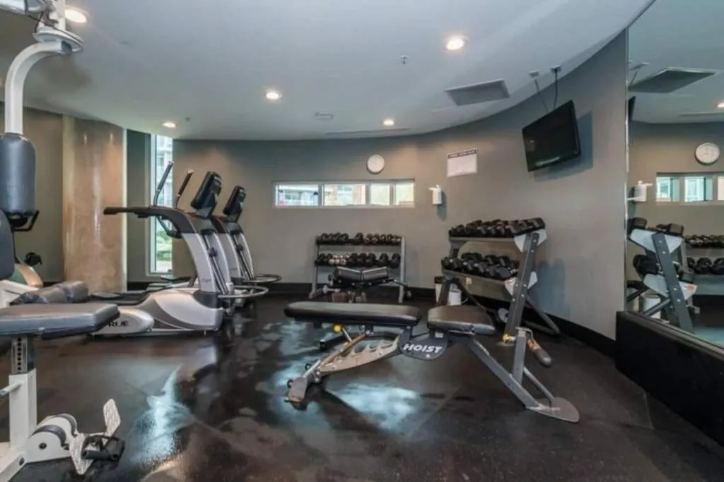 Image 4 of Lovely One-Bedroom Apartment with Pool, Hot Tub, and Gym in the Heart of Downtown, skytrain 3min away