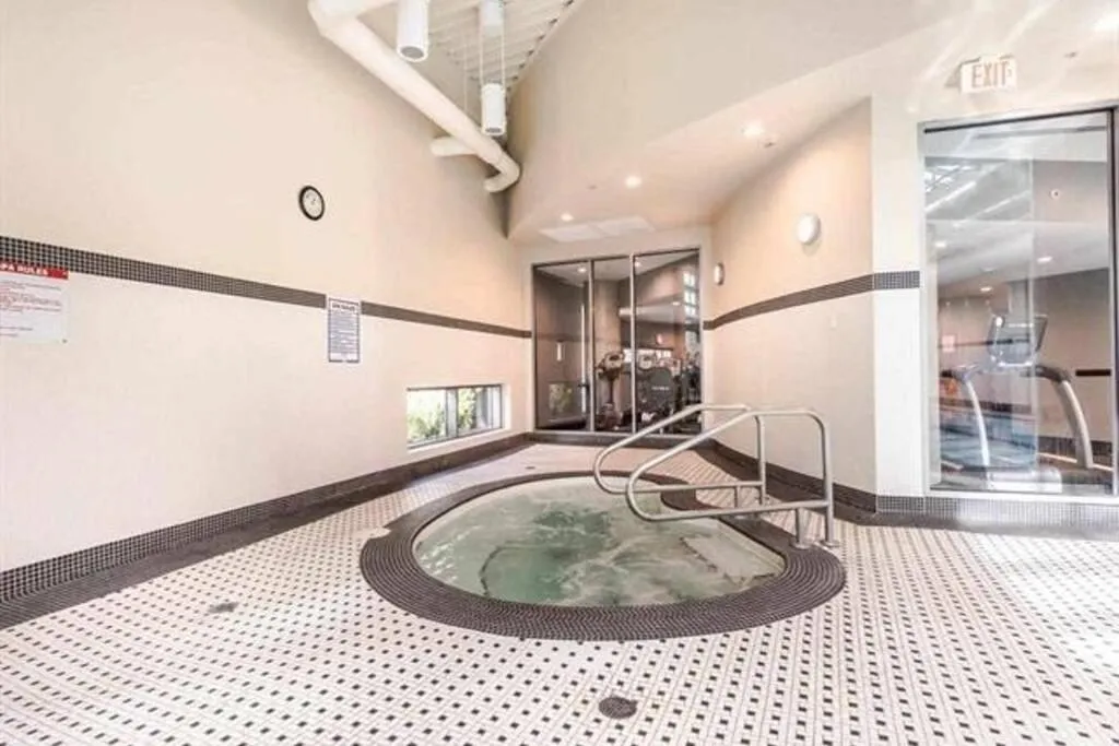 Image 1 of Lovely One-Bedroom Apartment with Pool, Hot Tub, and Gym in the Heart of Downtown, skytrain 3min away
