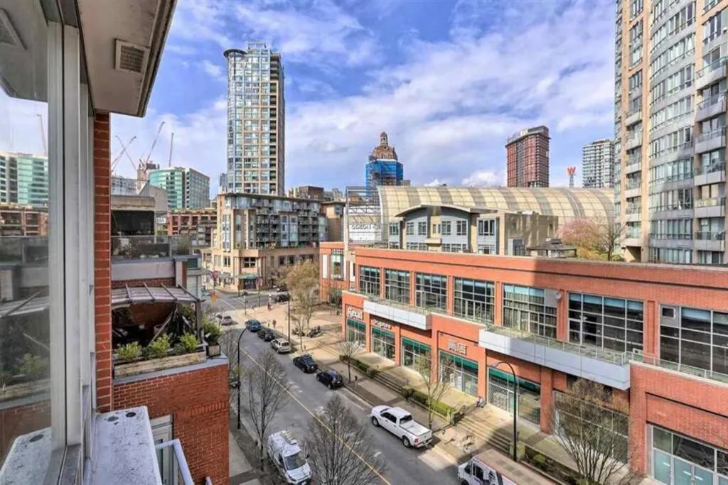 Image 5 of Lovely One-Bedroom Apartment with Pool, Hot Tub, and Gym in the Heart of Downtown, skytrain 3min away