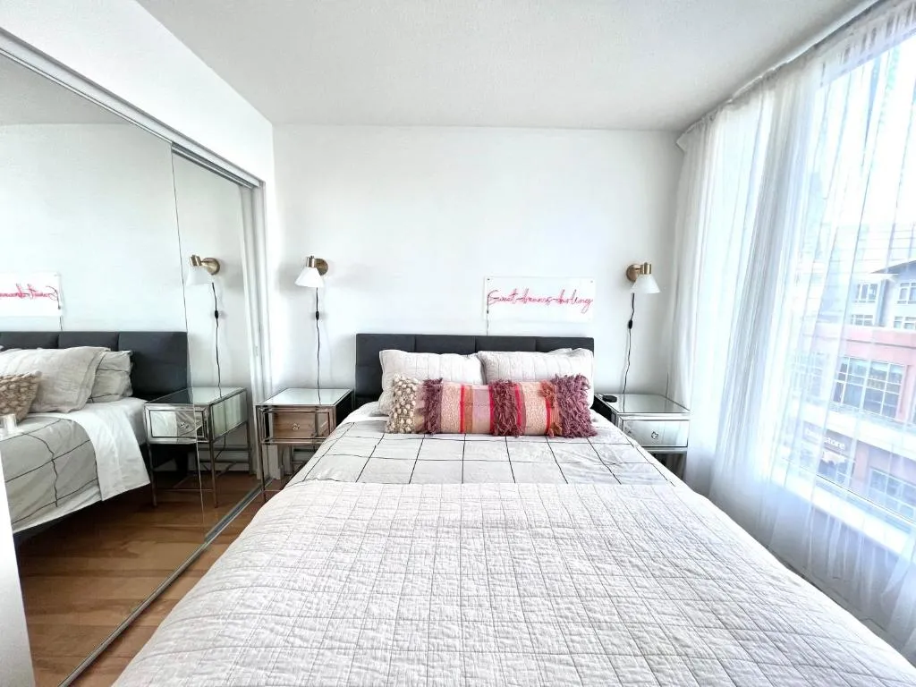 Image of Lovely One-Bedroom Apartment with Pool, Hot Tub, and Gym in the Heart of Downtown, skytrain 3min away
