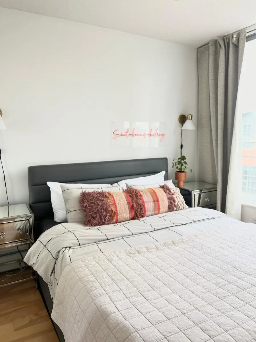 Image 6 of Lovely One-Bedroom Apartment with Pool, Hot Tub, and Gym in the Heart of Downtown, skytrain 3min away