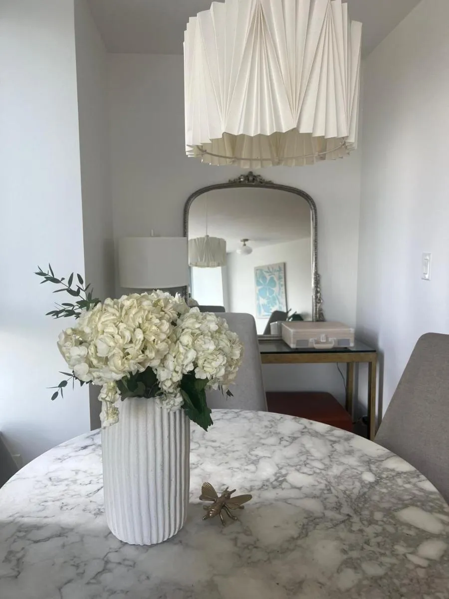 Image 3 of Lovely One-Bedroom Apartment with Pool, Hot Tub, and Gym in the Heart of Downtown, skytrain 3min away