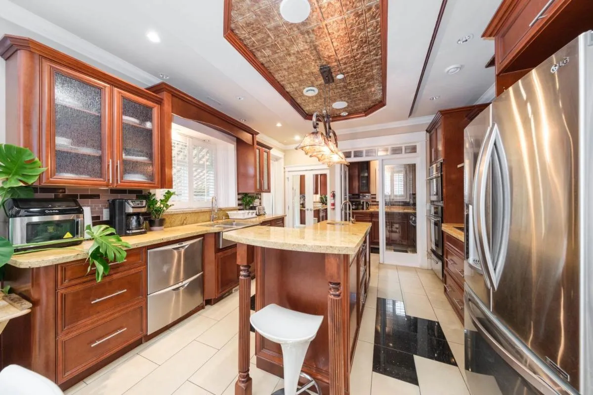 Image 5 of Luxurious 8-Bedroom House in Central Vancouver