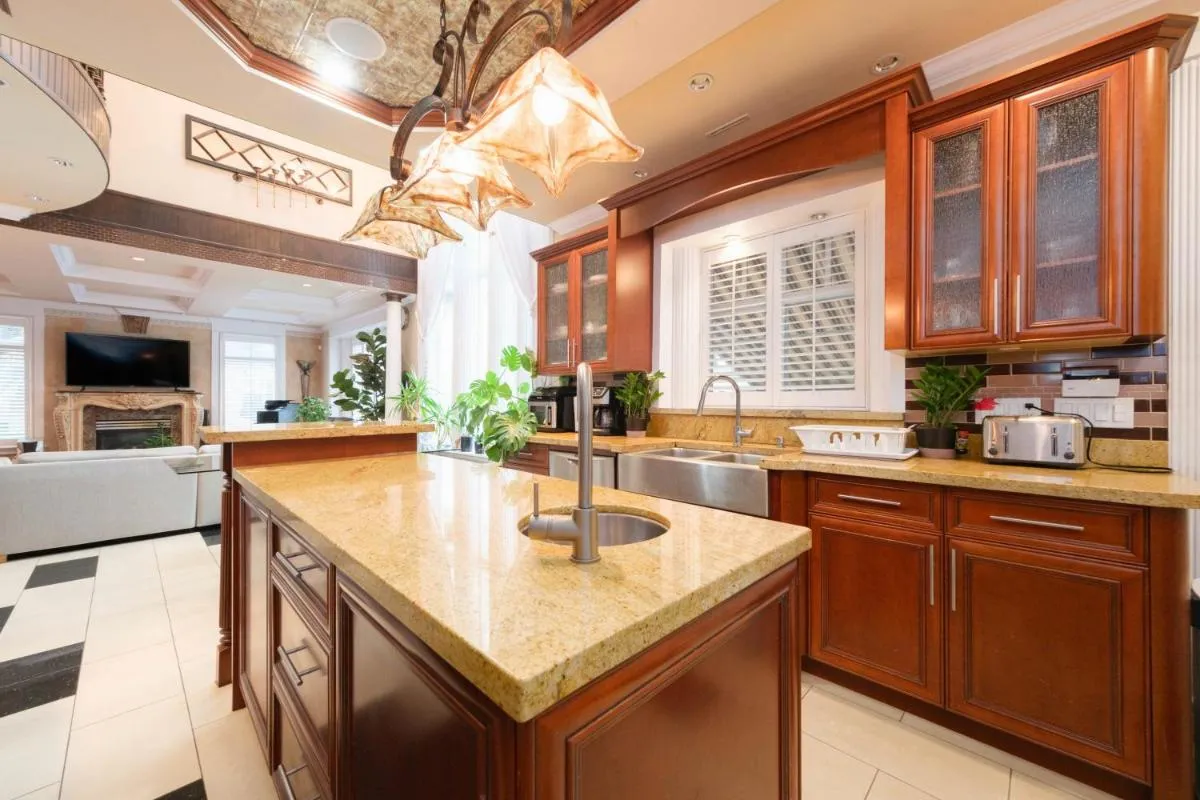 Image 4 of Luxurious 8-Bedroom Villa in Central Vancouver
