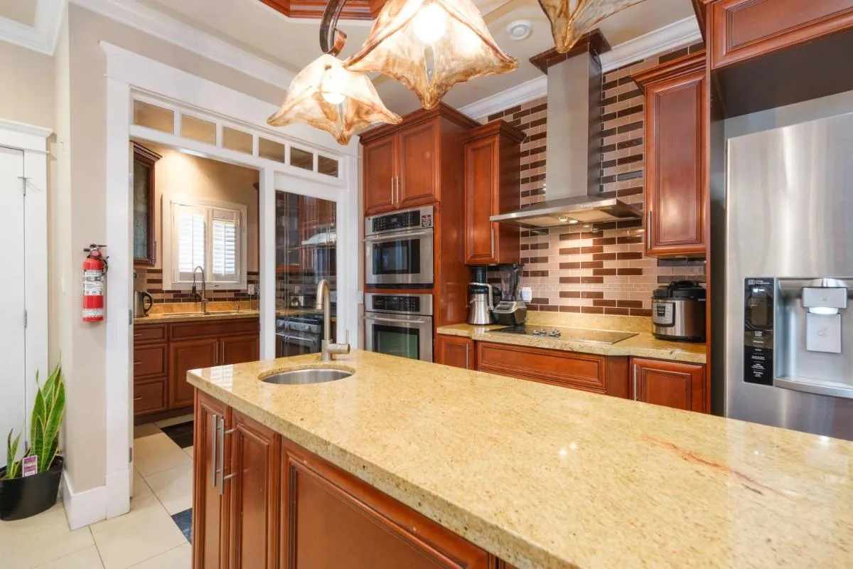 Image 6 of Luxurious 8-Bedroom Villa in Central Vancouver