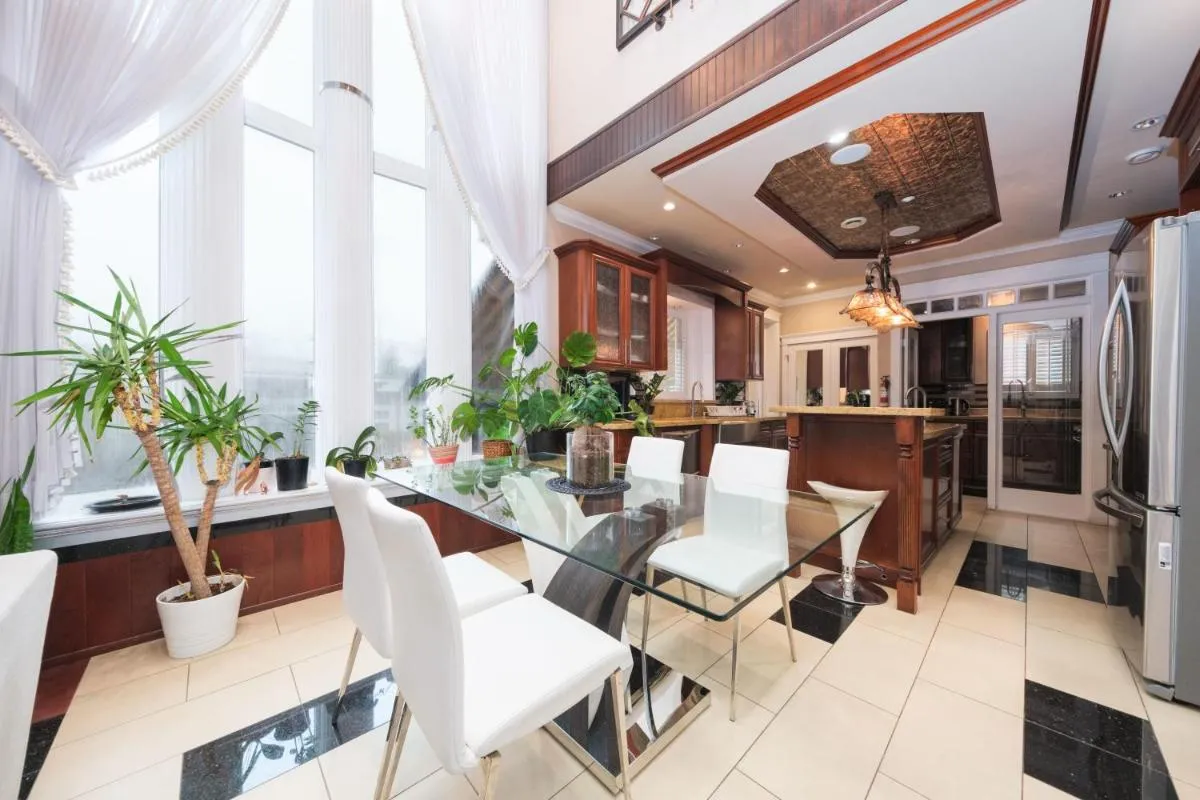 Image 3 of Luxurious 8-Bedroom Villa in Central Vancouver