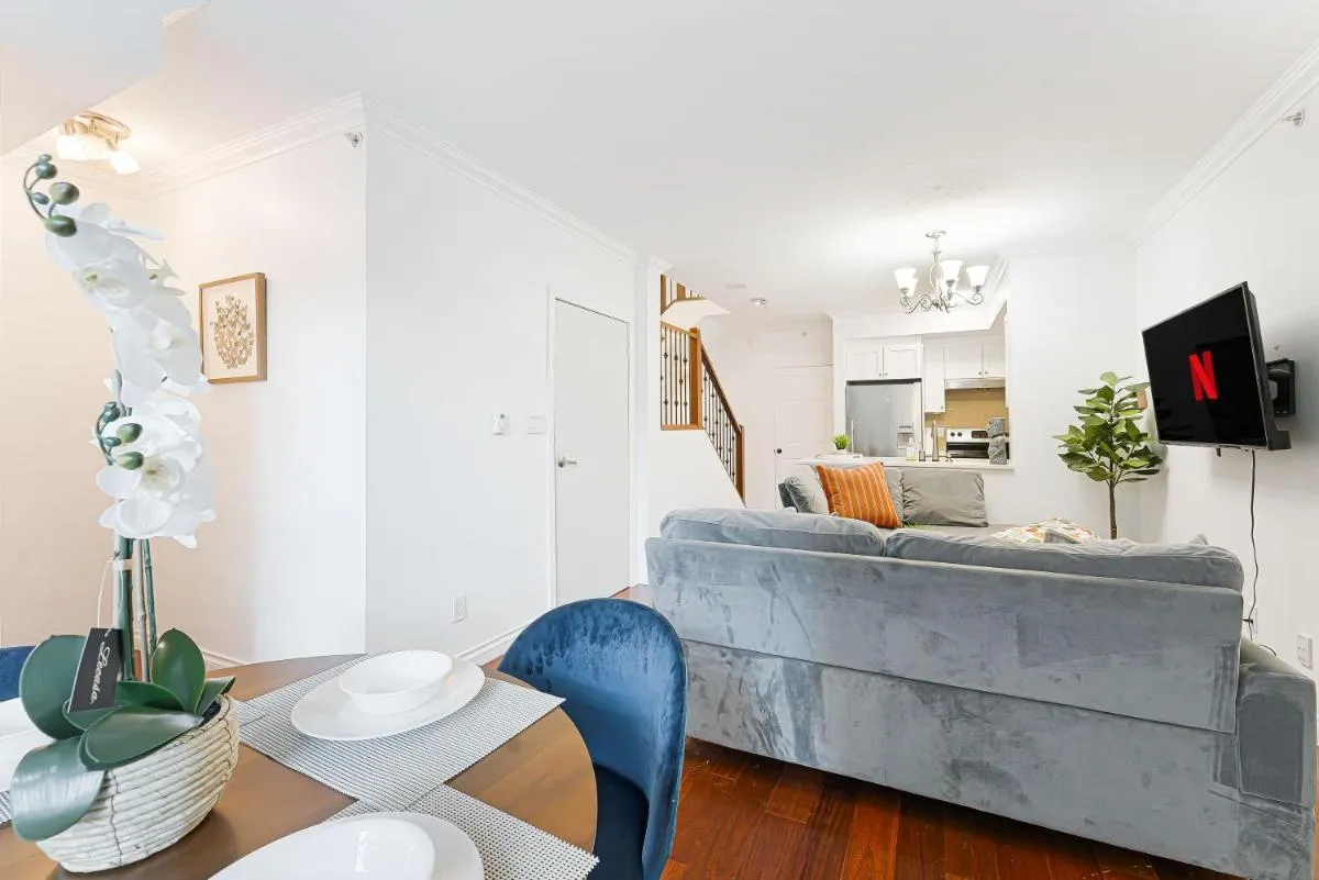 Image 4 of Luxurious Coal Harbour Duplex Steps from the Water
