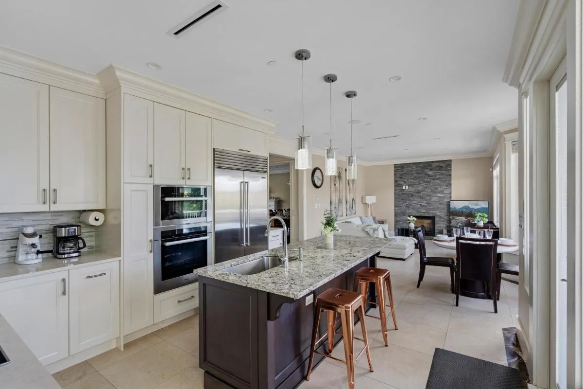 Image 5 of Luxurious Multi-Family Home in Vancouver West, 10 Mins Downtown