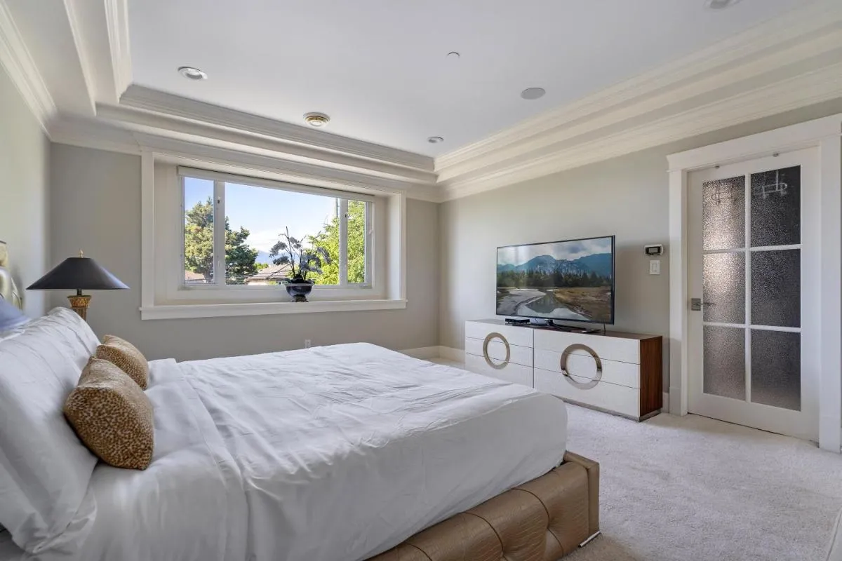 Image 4 of Luxurious Multi-Family Home in Vancouver West, 10 Mins Downtown