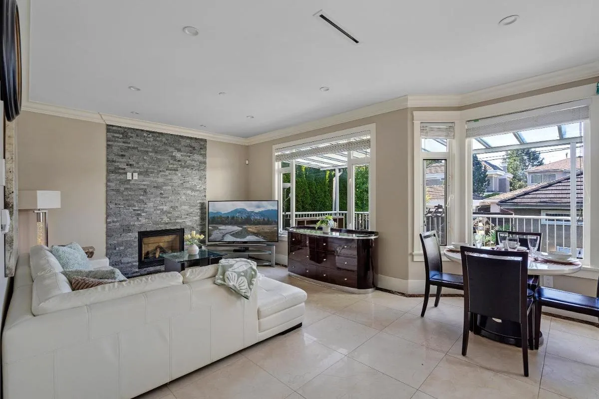 Image 3 of Luxurious Multi-Family Home in Vancouver West, 10 Mins Downtown