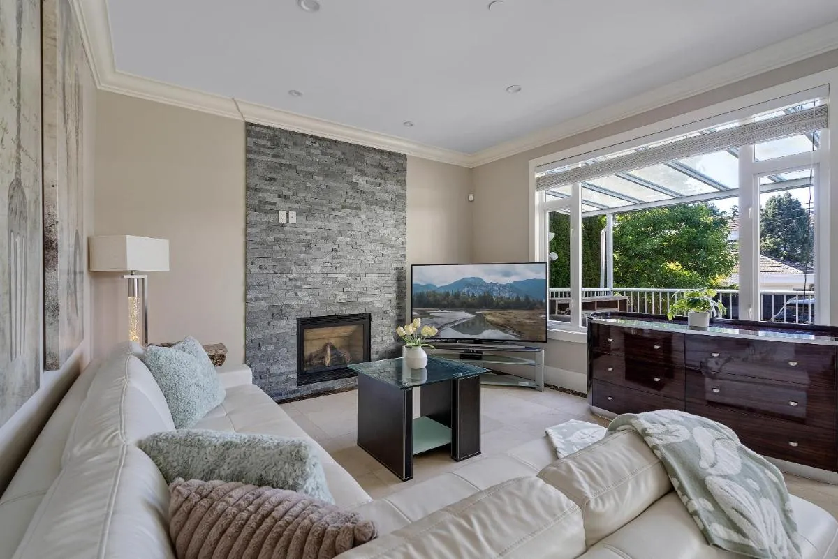 Image 1 of Luxurious Multi-Family Home in Vancouver West, 10 Mins Downtown
