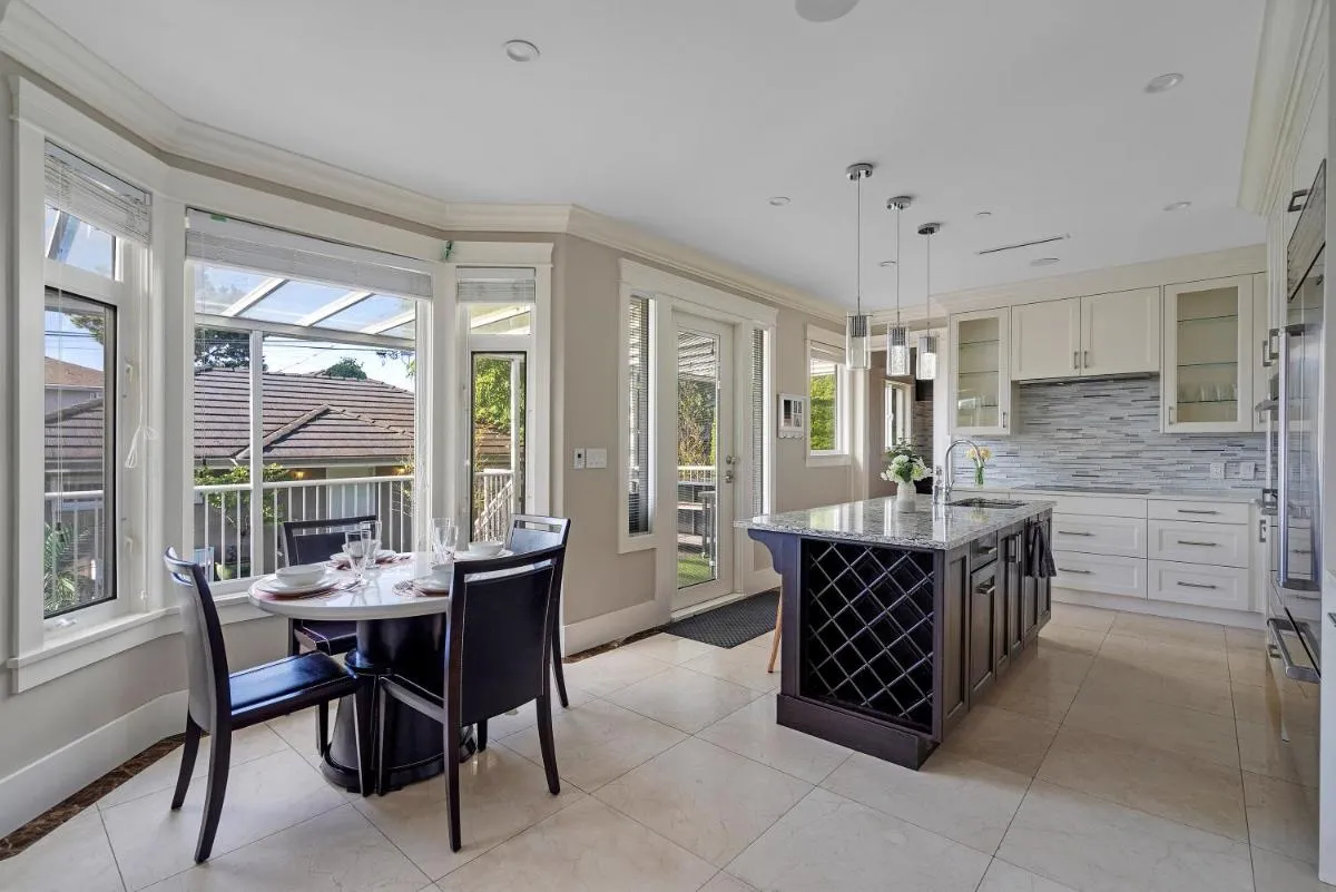 Image 2 of Luxurious Multi-Family Home in Vancouver West, 10 Mins Downtown