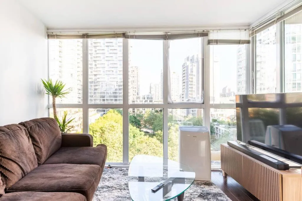 Image 5 of Luxury 2-bedroom condo beach side Yaletown