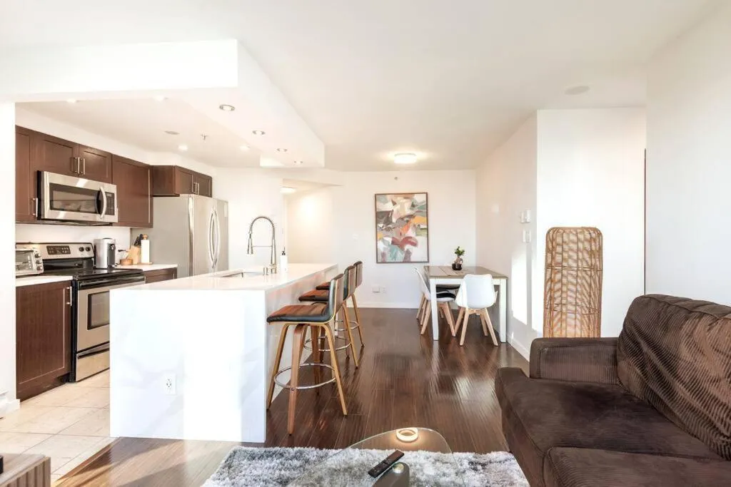 Image 4 of Luxury 2-bedroom condo beach side Yaletown