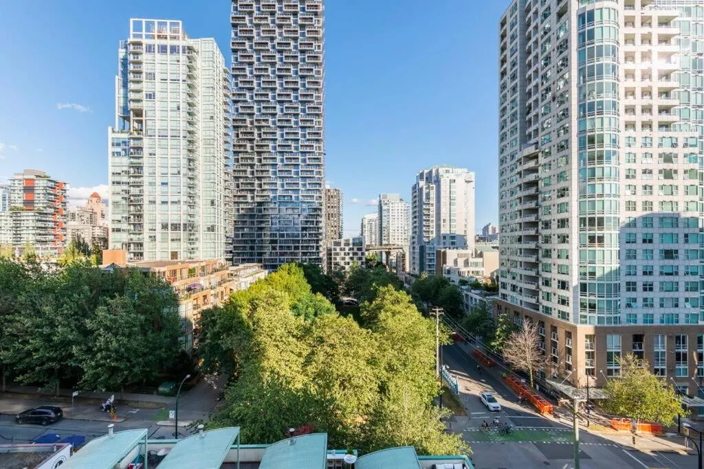 Image 6 of Luxury 2-bedroom condo beach side Yaletown