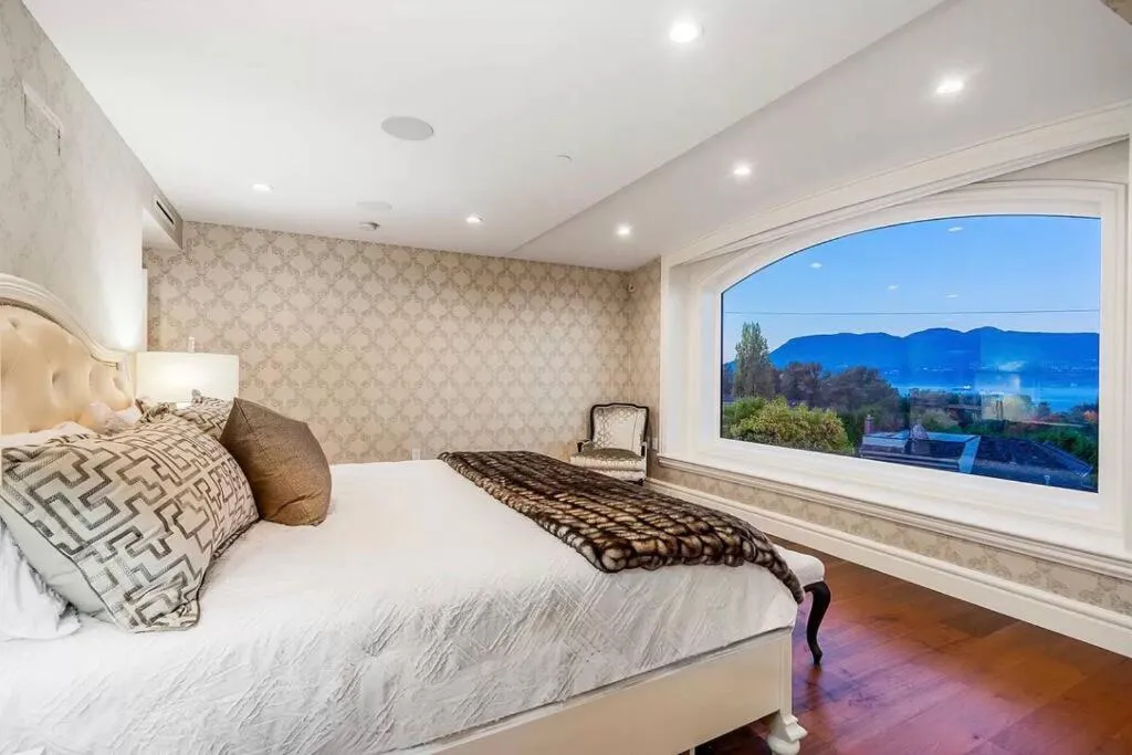 Image 2 of Luxury 5-bedrooms in Vancouver Point Grey