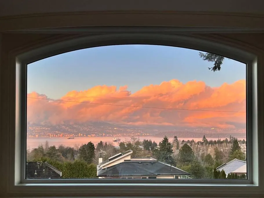 Image 1 of Luxury 5-bedrooms in Vancouver Point Grey
