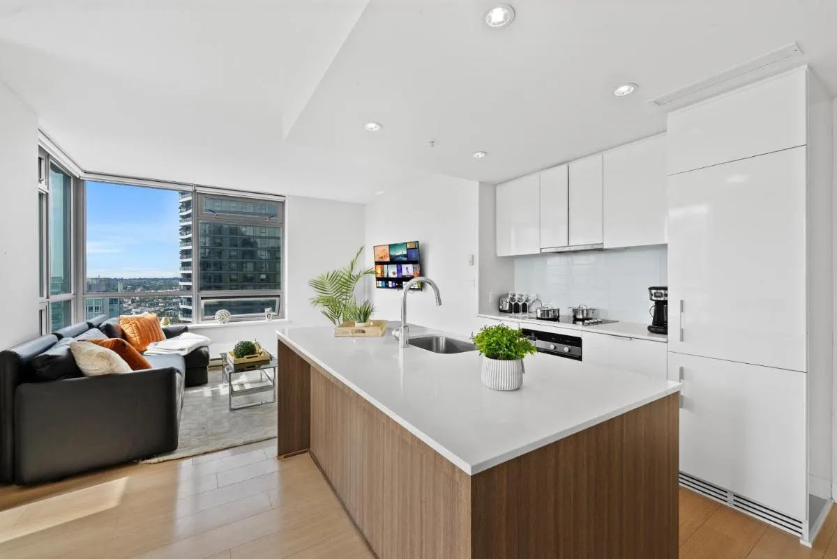Image 3 of Luxury Two-Bedroom Apartment with Stunning City and Ocean Views