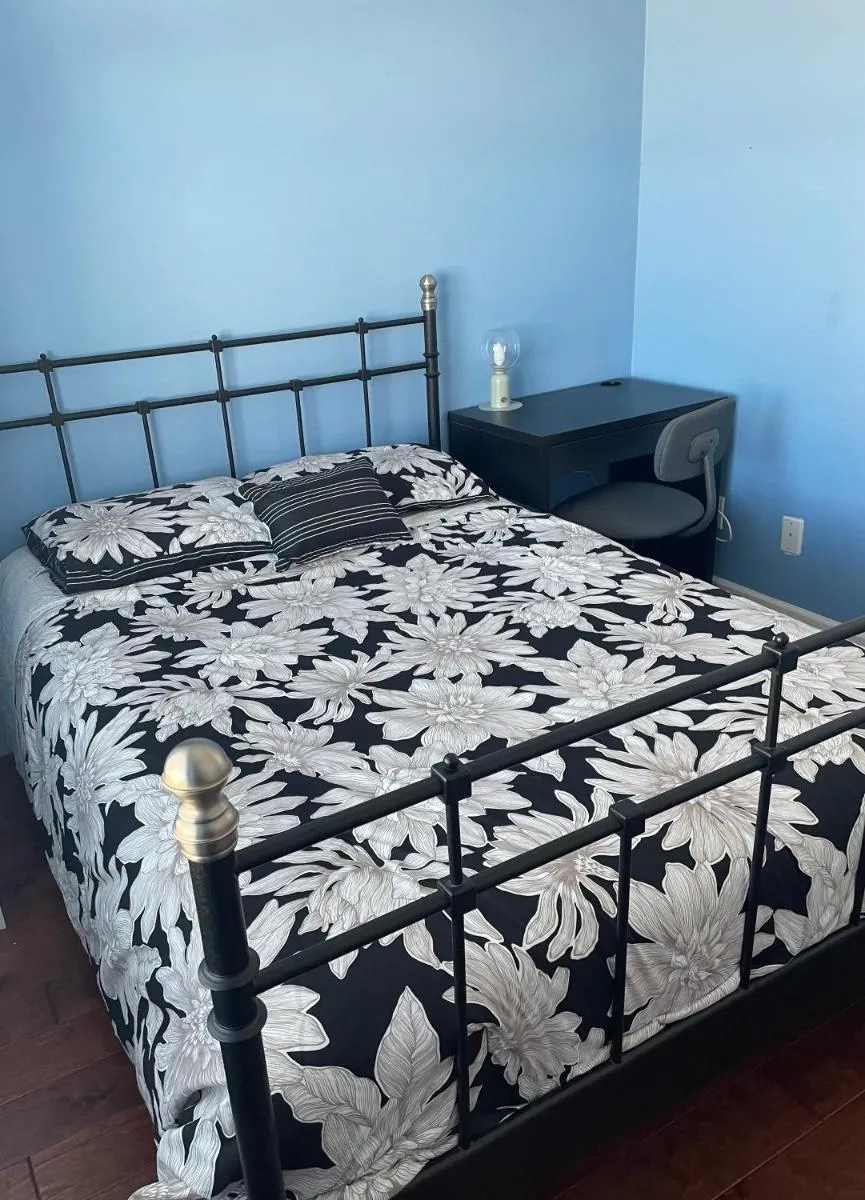 Image 3 of Marine Dr Station Room in a House