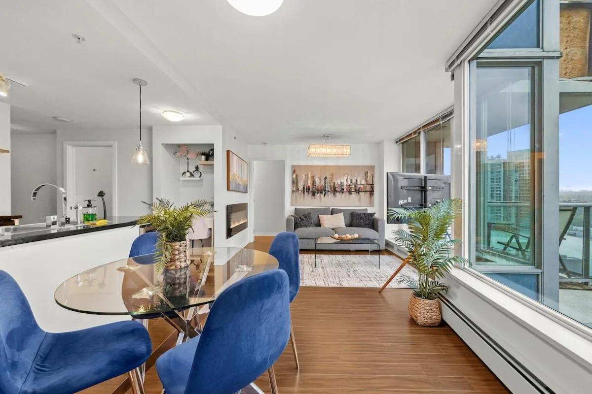 Image 3 of Modern 2-BR Condo by Stadium DT w Free Parking