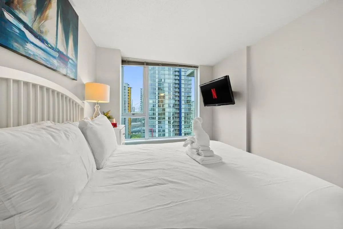 Image 6 of Modern 2-BR Condo by Stadium DT w Free Parking