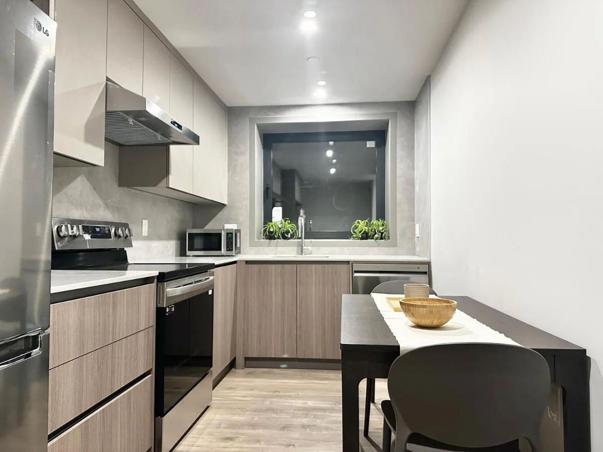 Image 2 of Modern New Private Bathroom Suite, 8mins to UBC& 15mins to Downtown