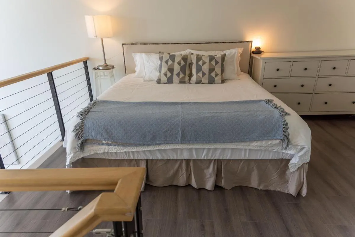Image 6 of Modern top-floor 1-bedroom loft with free parking
