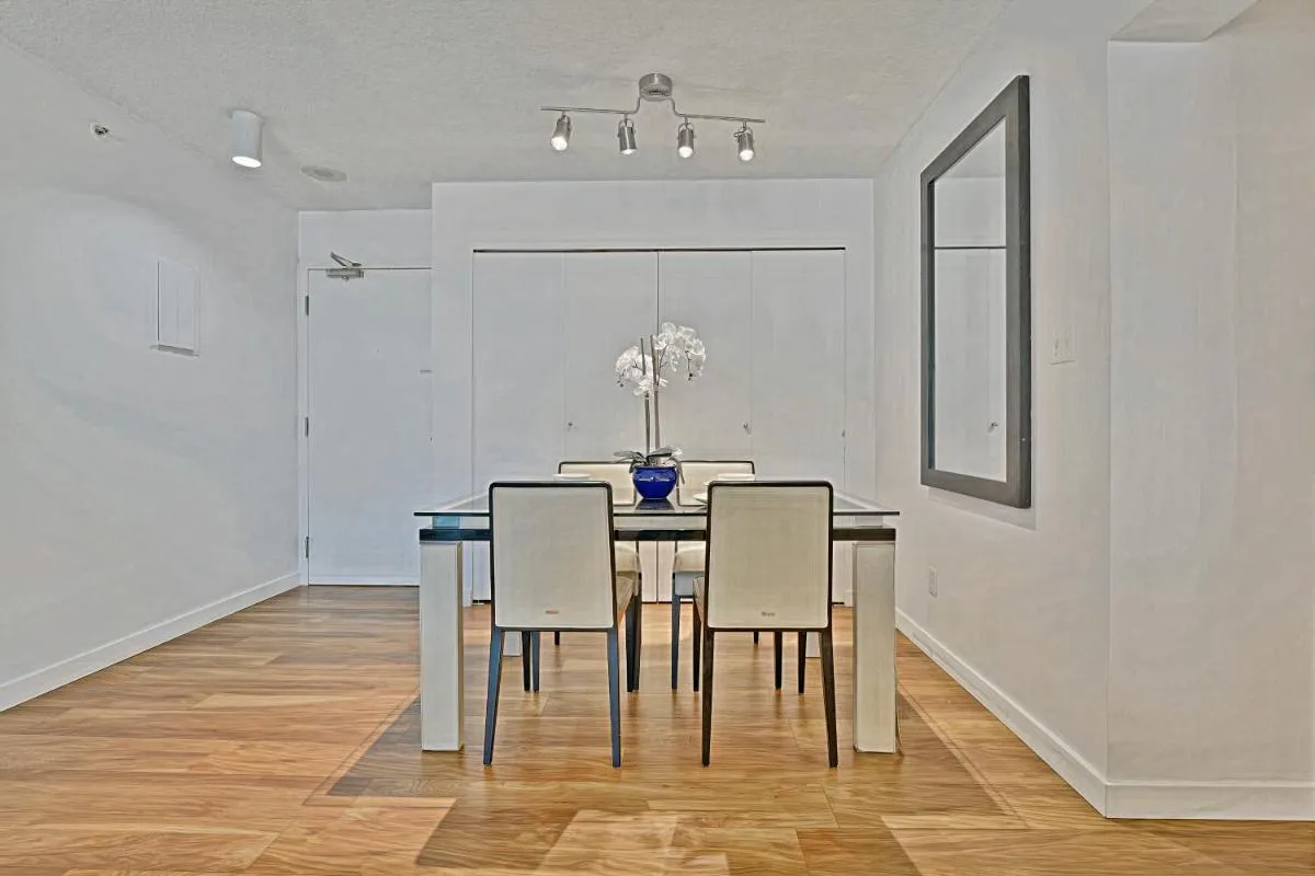 Image 5 of Perfectly Located 2 Bedroom Apartment with Urban Convenience