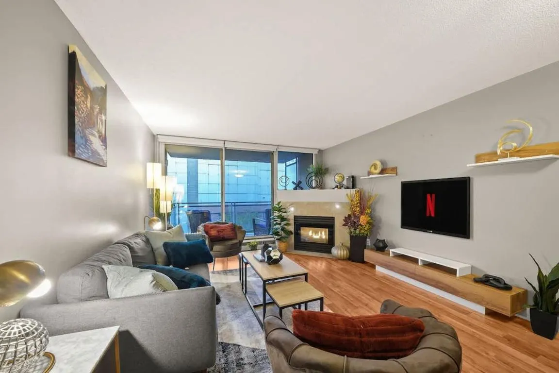 Image of Premier Condo by Rogers Arena 3BR w Free Parking