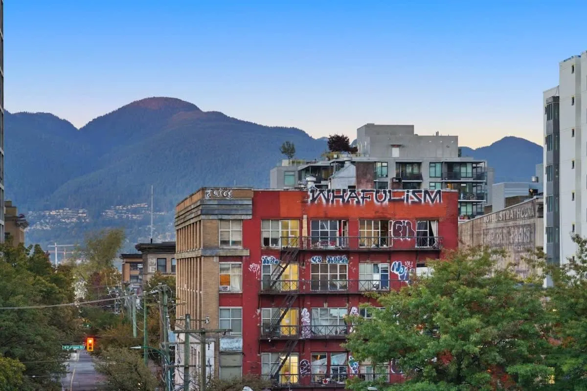 Image 5 of Premier Condo by Rogers Arena 3BR w Free Parking