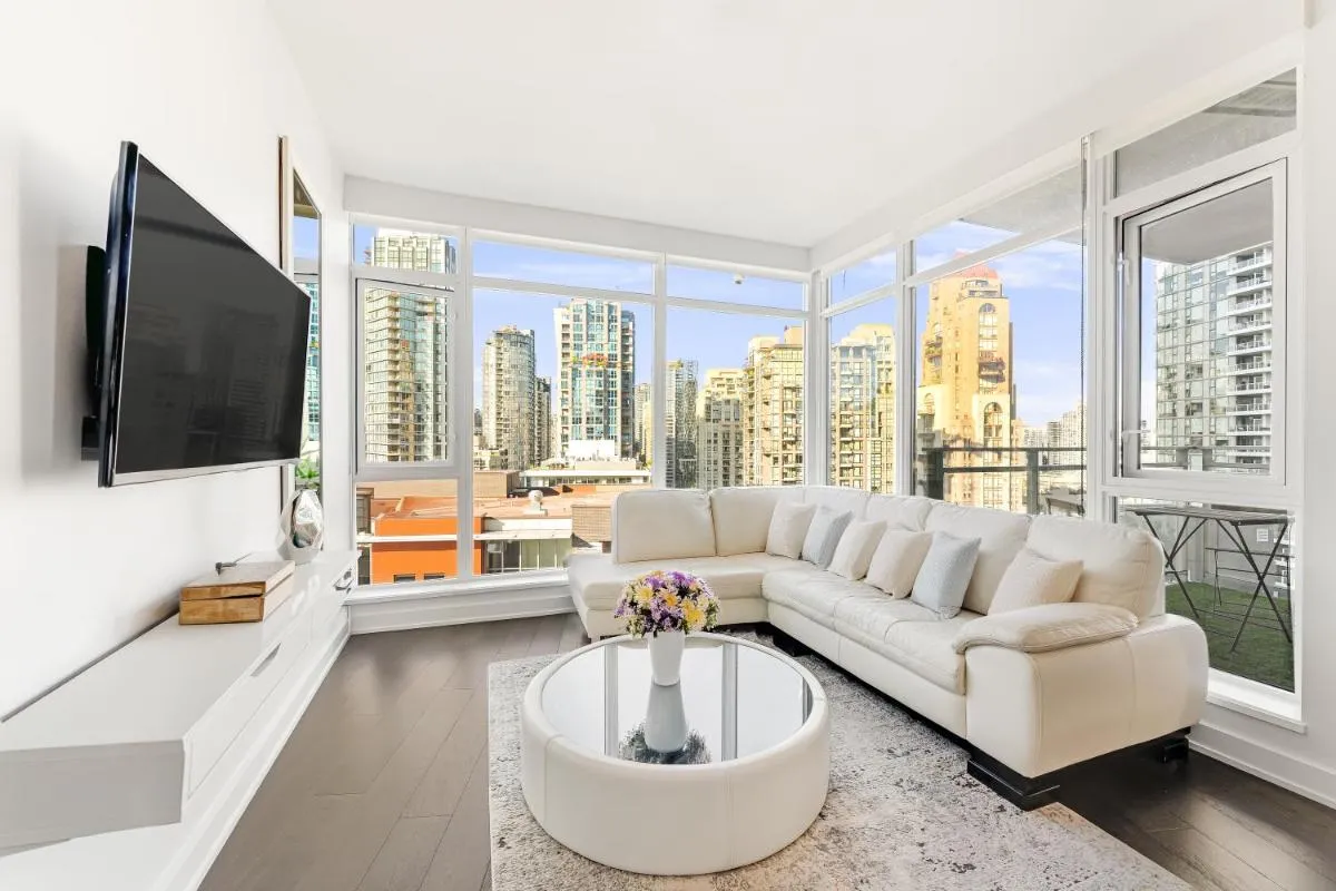 Image 4 of Prime Waterfront Living 2 Bedroom Apartment with Breathtaking City Views