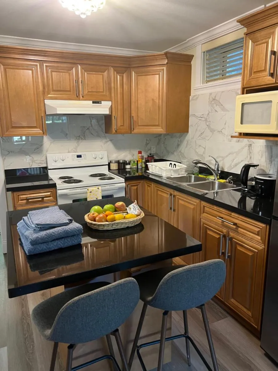 Image 1 of Private suite 1 bed 1 bath 15 mins YVR and downtown 舒适安静