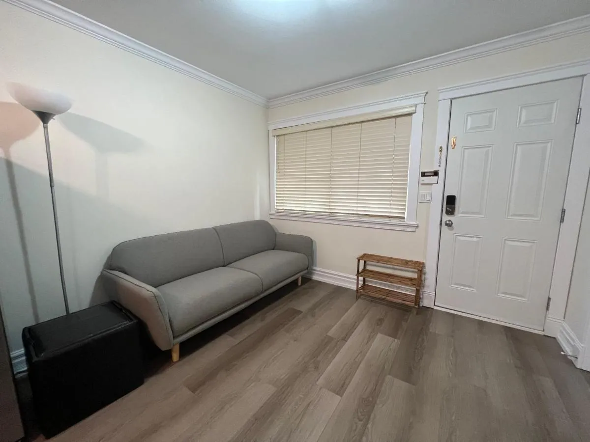 Image 6 of Private suite 1 bed 1 bath 15 mins YVR and downtown 舒适安静