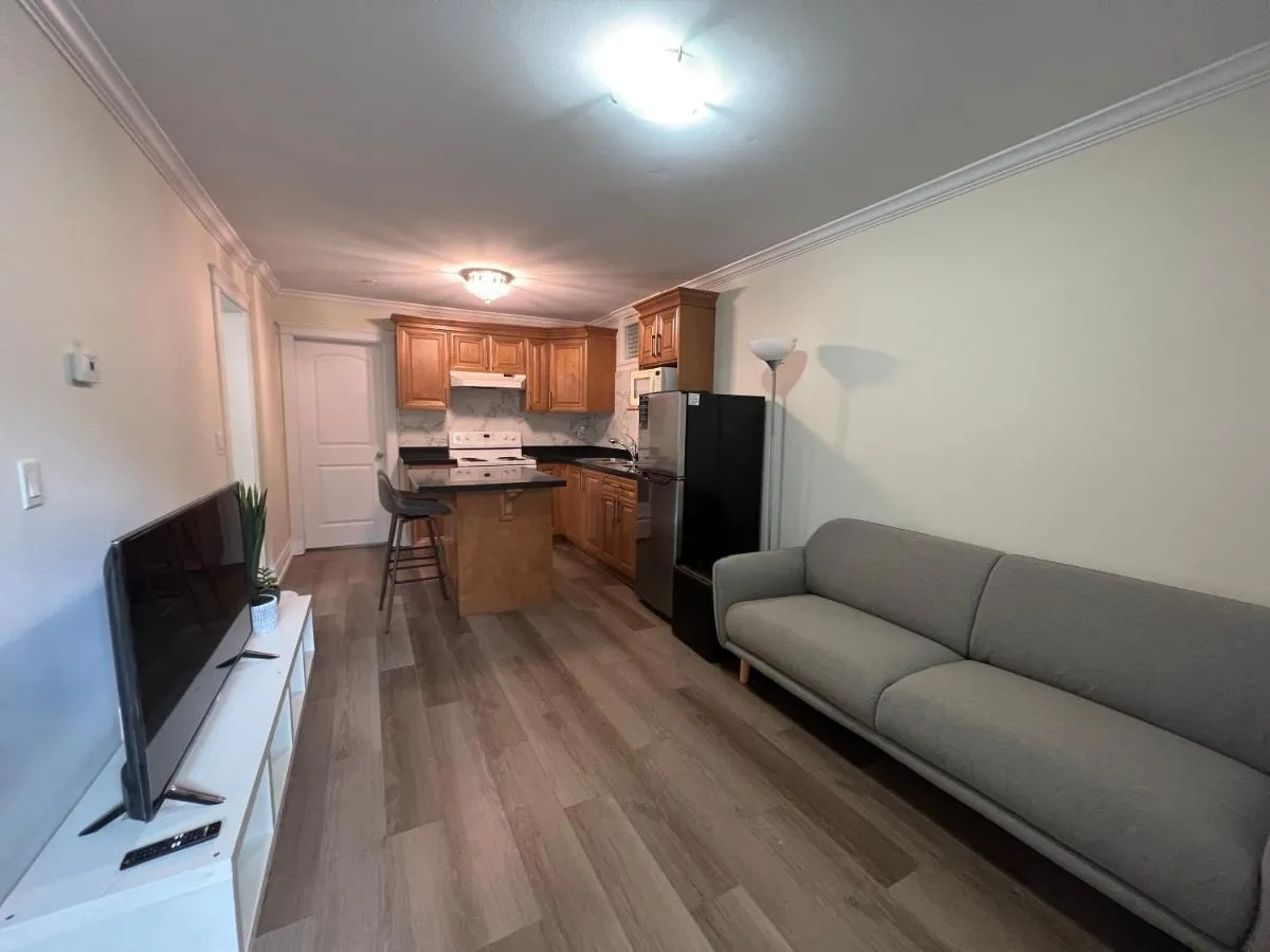 Image 3 of Private suite 1 bed 1 bath 15 mins YVR and downtown 舒适安静