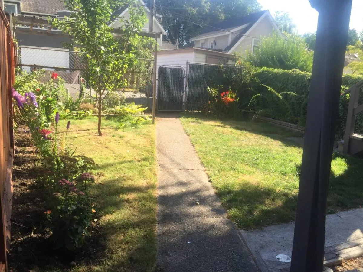 Image 2 of Quiet-comfy 3 bedroom home on a tree lined street in Kits