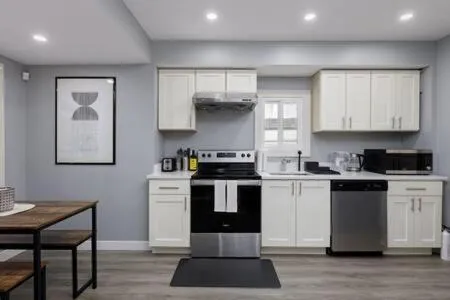 Image 3 of Spacious 4 BR House in Park Drive