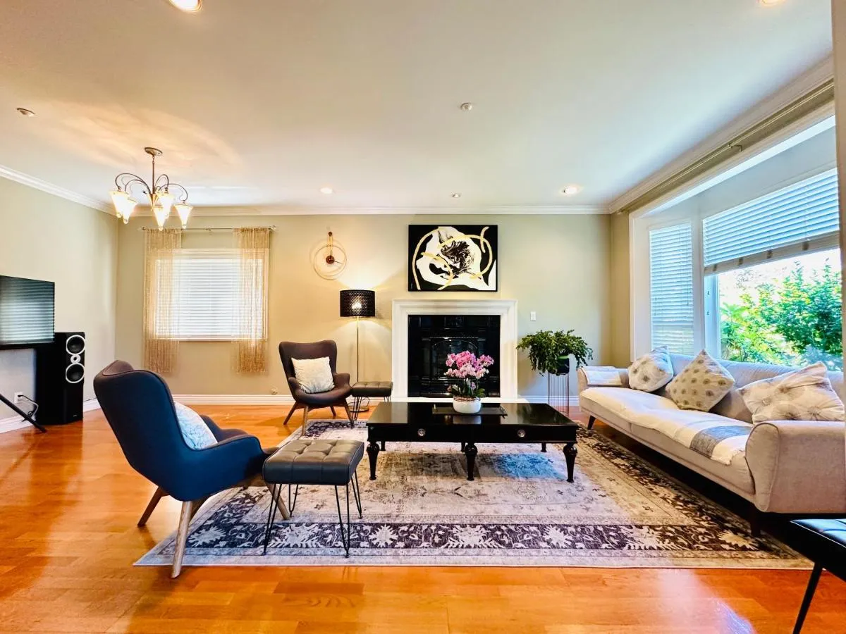 Image 1 of Spacious 5BR 3BA Guest Villa – 10 Min to DT – Pet Friendly, Free Parking