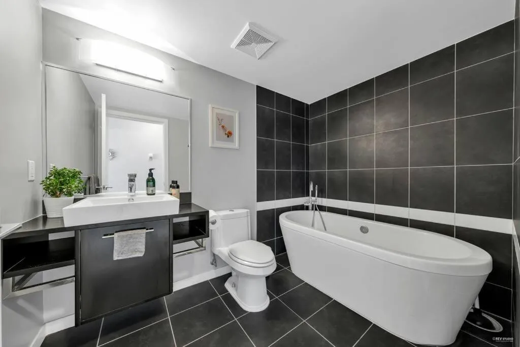 Image 6 of Spacious DT 2-BDR High-rise with view, pool, gym