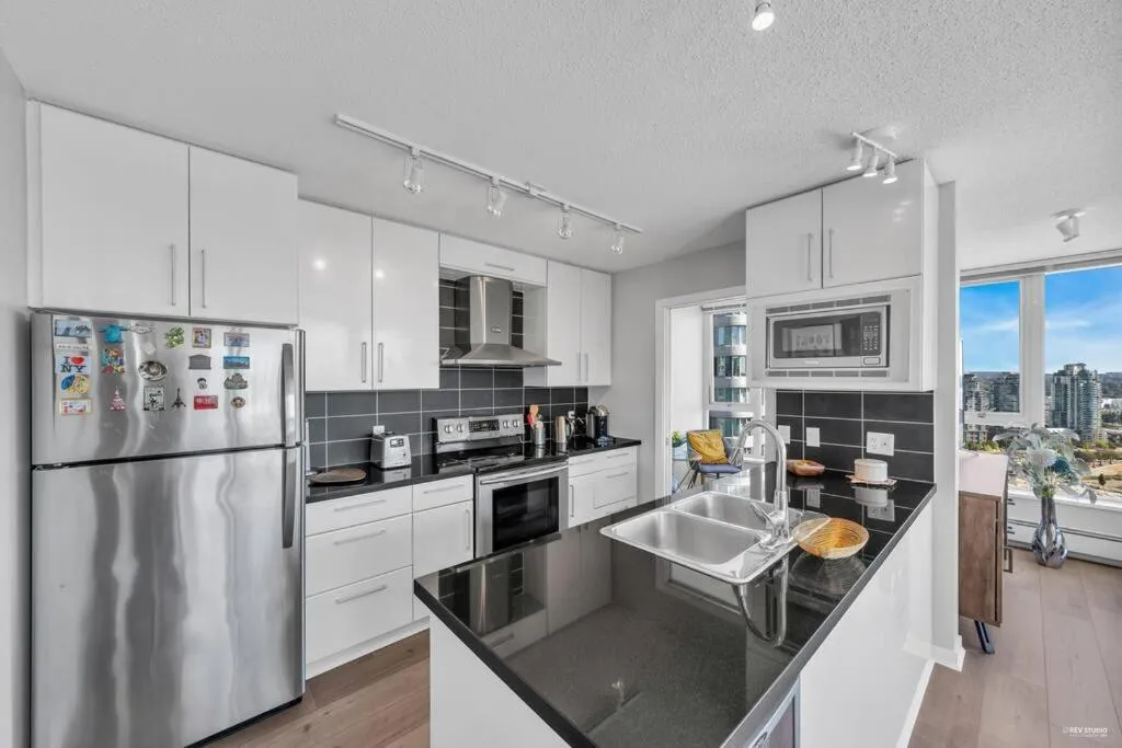 Image 4 of Spacious DT 2-BDR High-rise with view, pool, gym