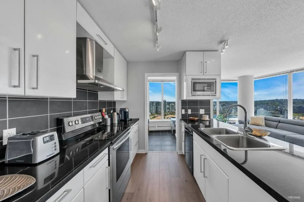 Image 3 of Spacious DT 2-BDR High-rise with view, pool, gym
