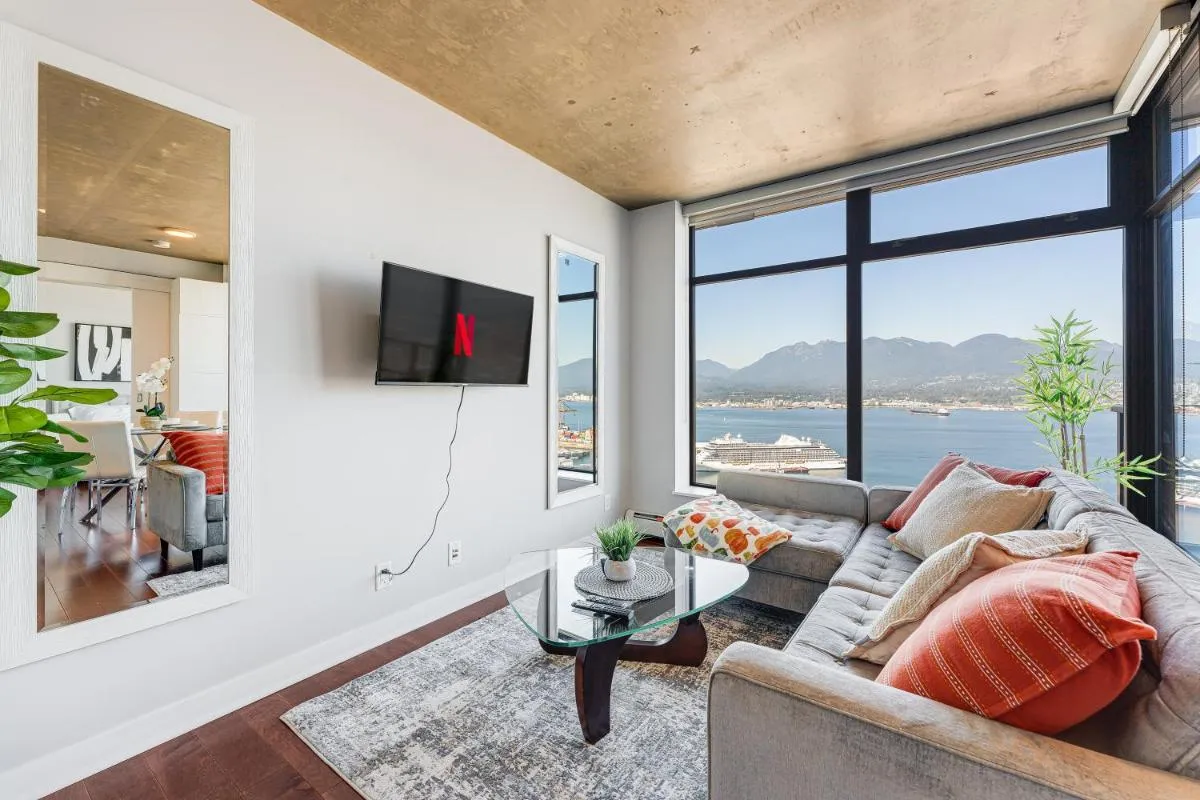 Image 4 of Stunning 2 Bdr Apartment with Million-Dollar Ocean and Mountain Views