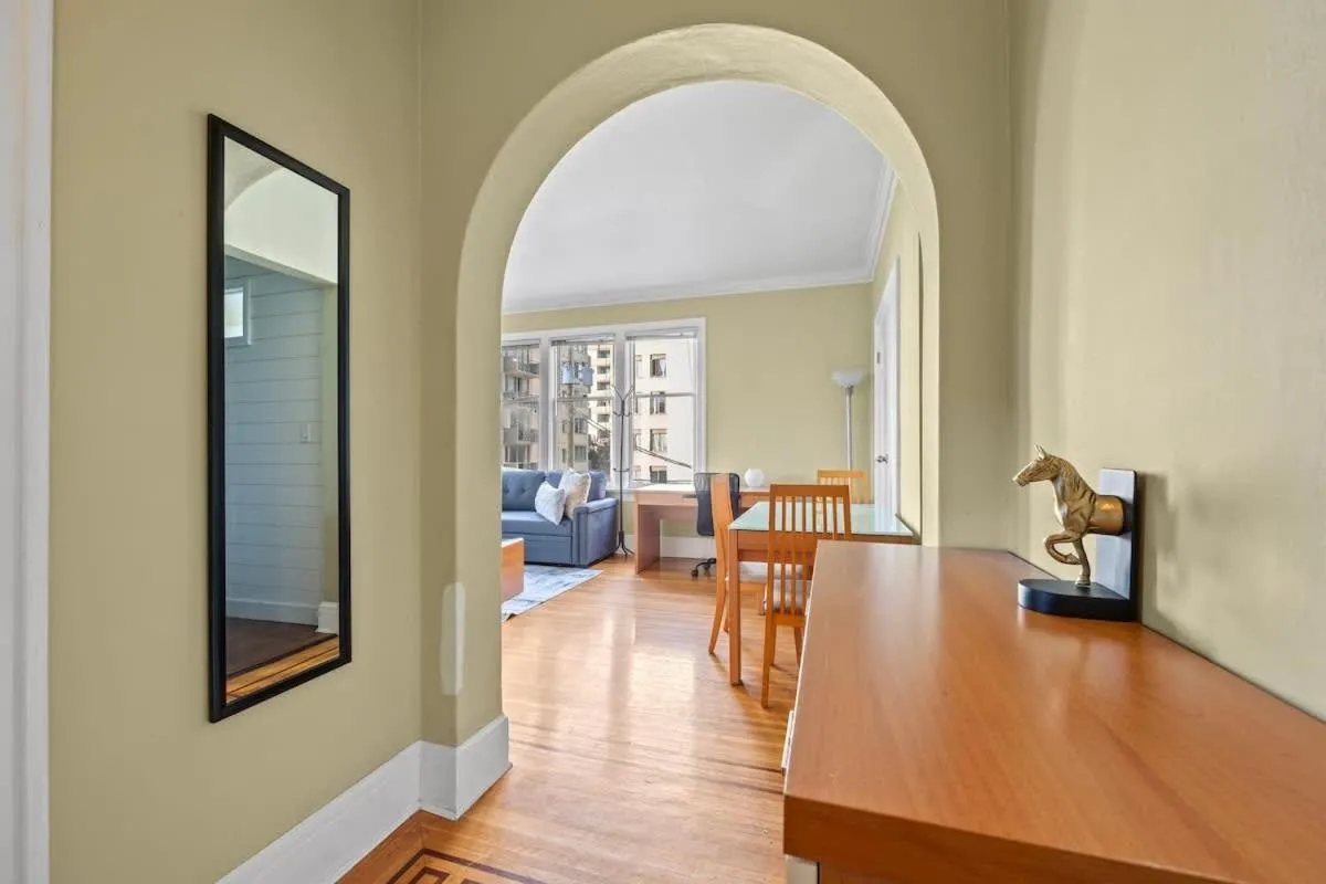 Image 3 of Stunning 2 Bedroom Condo in West End Dwntwn