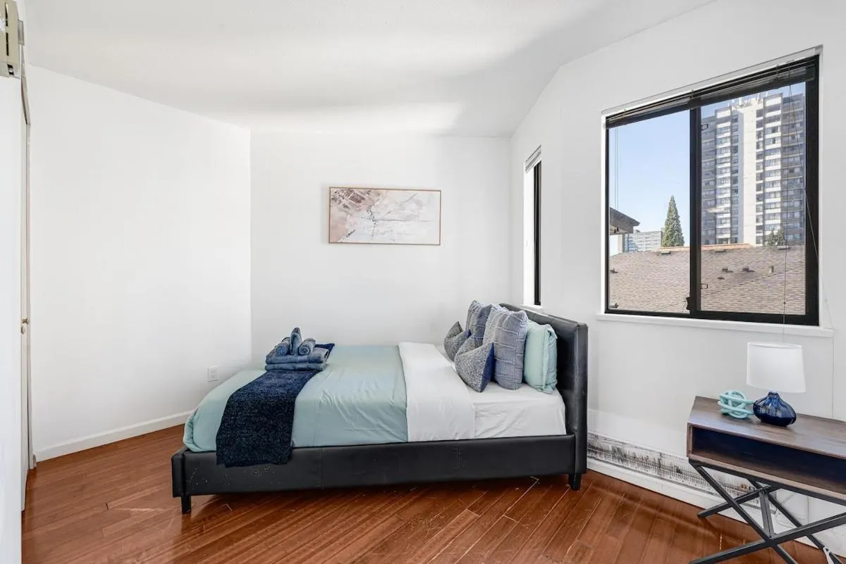Image 4 of Stunning 3-Bed 2-Bath Condo in Dwntwn w Parking